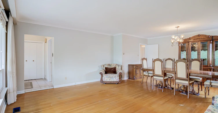 Main-5 Paramount Court, Toronto, ON, M6M 2L3 - 5