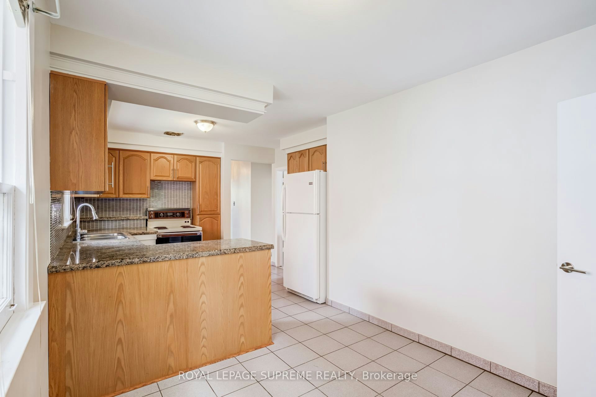 Main-5 Paramount Court, Toronto, ON, M6M 2L3 - 11