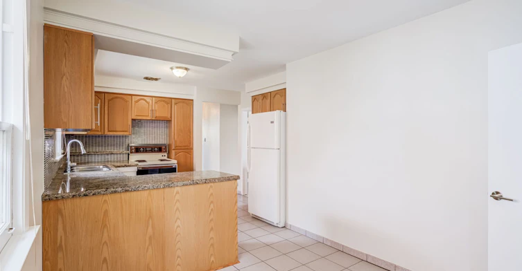 Main-5 Paramount Court, Toronto, ON, M6M 2L3 - 11