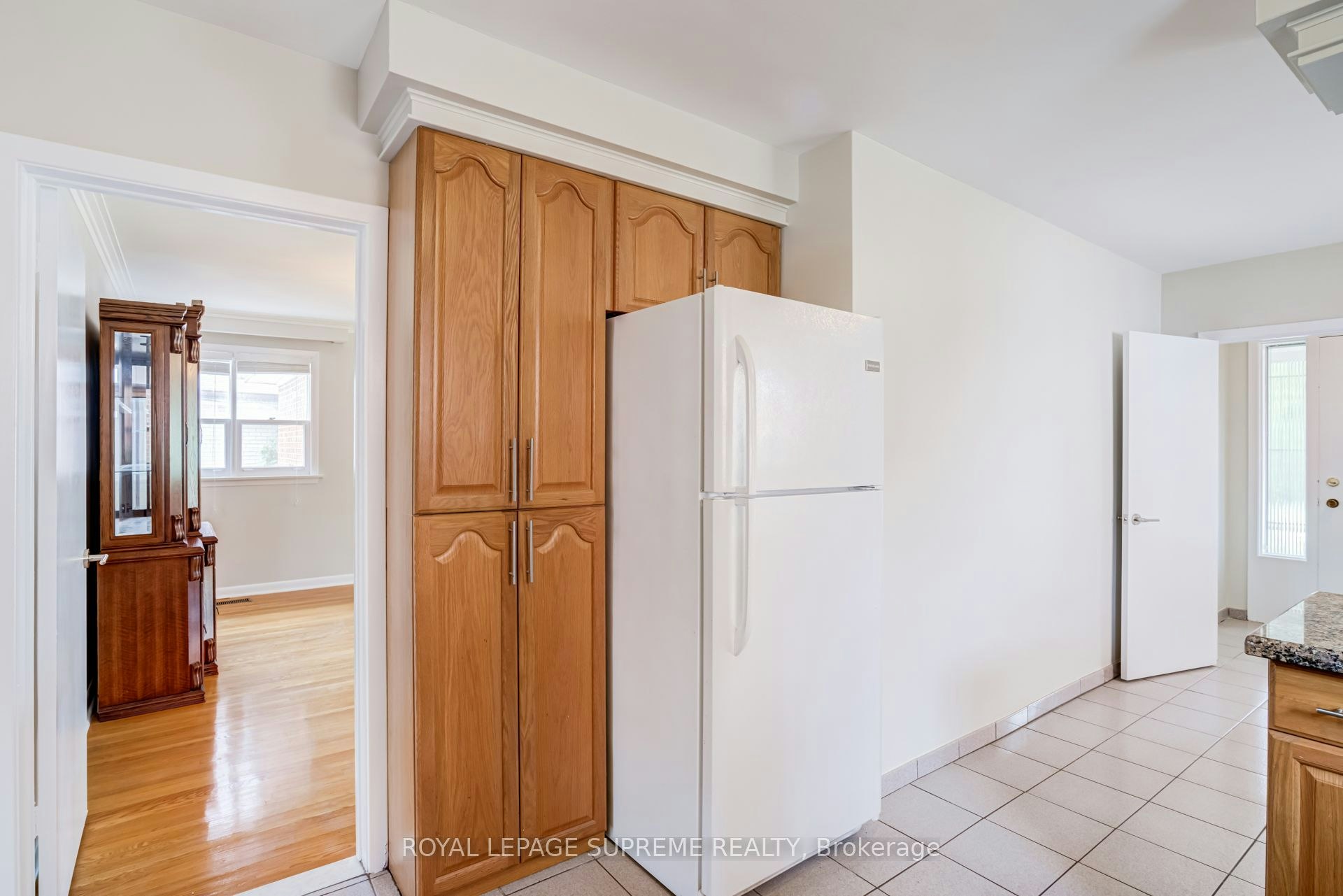 Main-5 Paramount Court, Toronto, ON, M6M 2L3 - 14