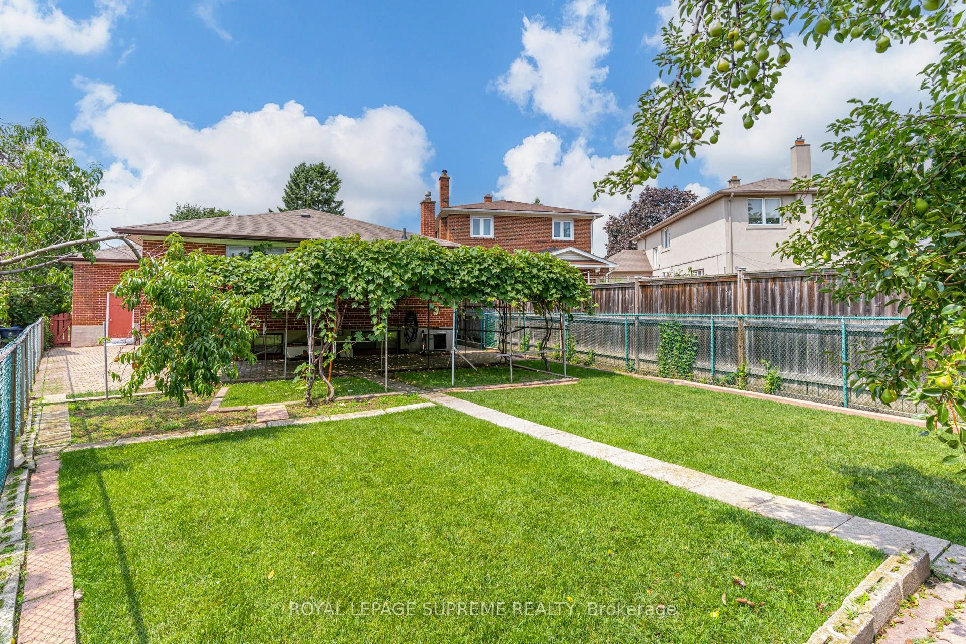 Main-5 Paramount Court, Toronto, ON, M6M 2L3 - 29
