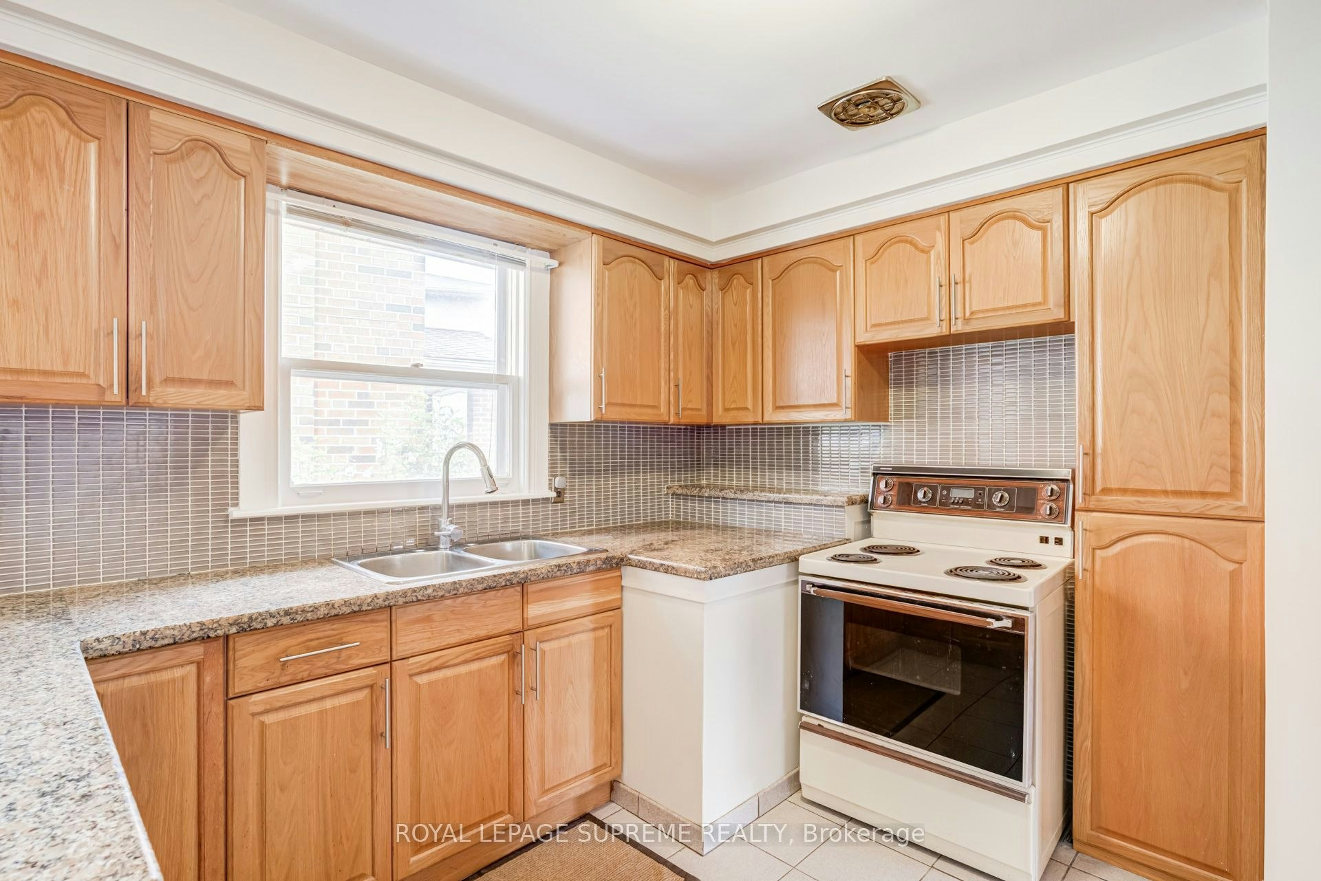 Main-5 Paramount Court, Toronto, ON, M6M 2L3 - 13