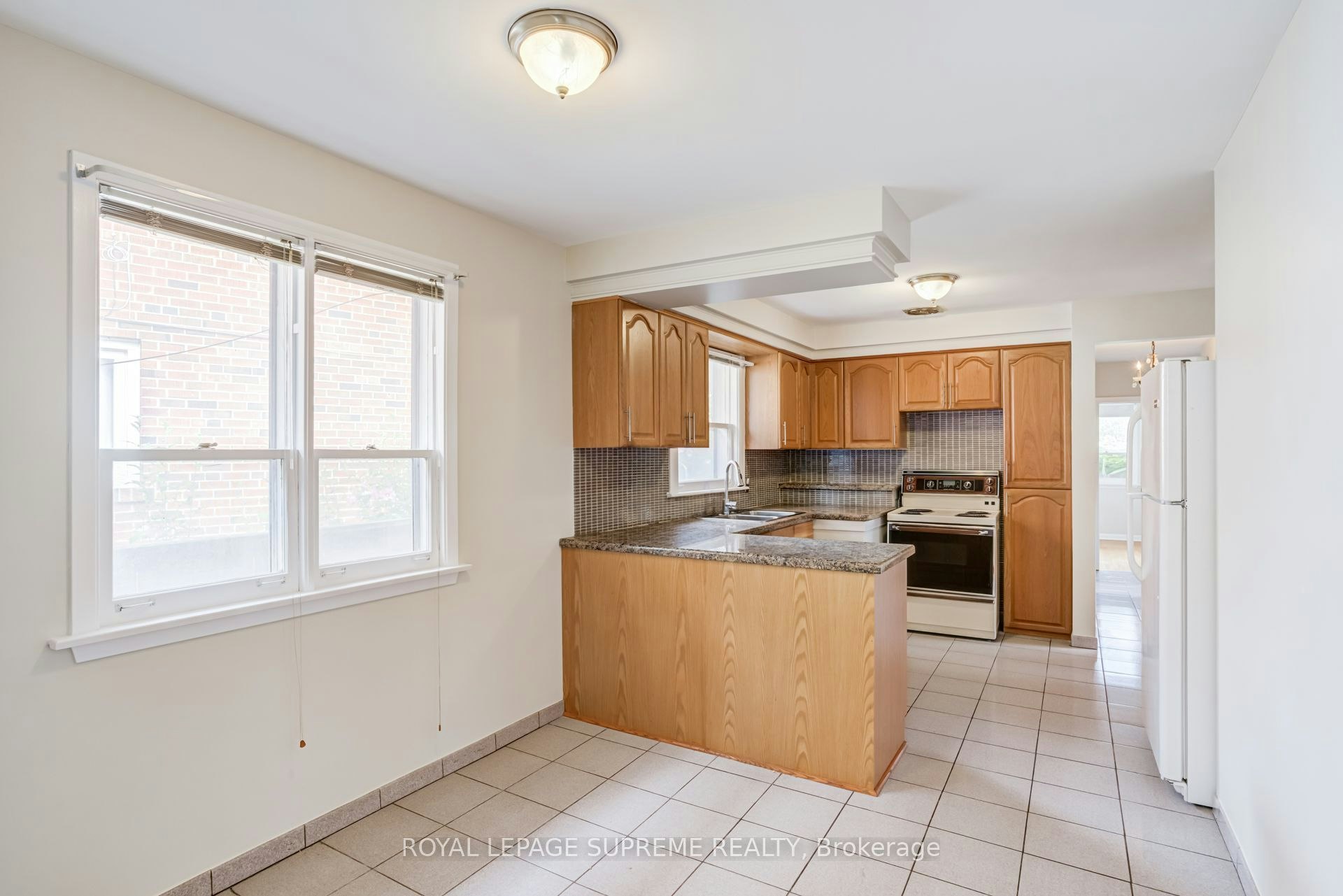Main-5 Paramount Court, Toronto, ON, M6M 2L3 - 9