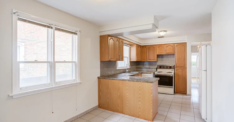 Main-5 Paramount Court, Toronto, ON, M6M 2L3 - 9