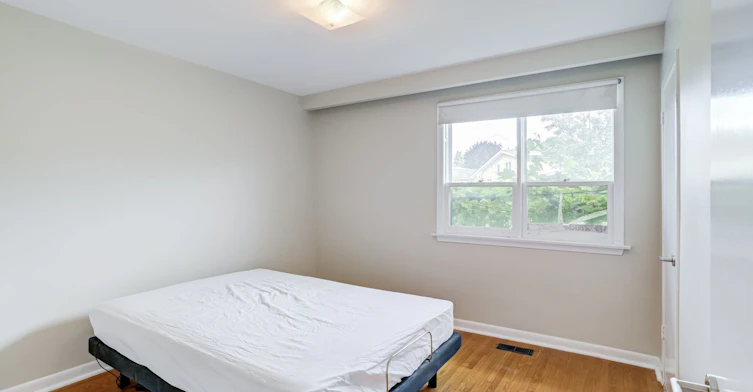 Main-5 Paramount Court, Toronto, ON, M6M 2L3 - 18