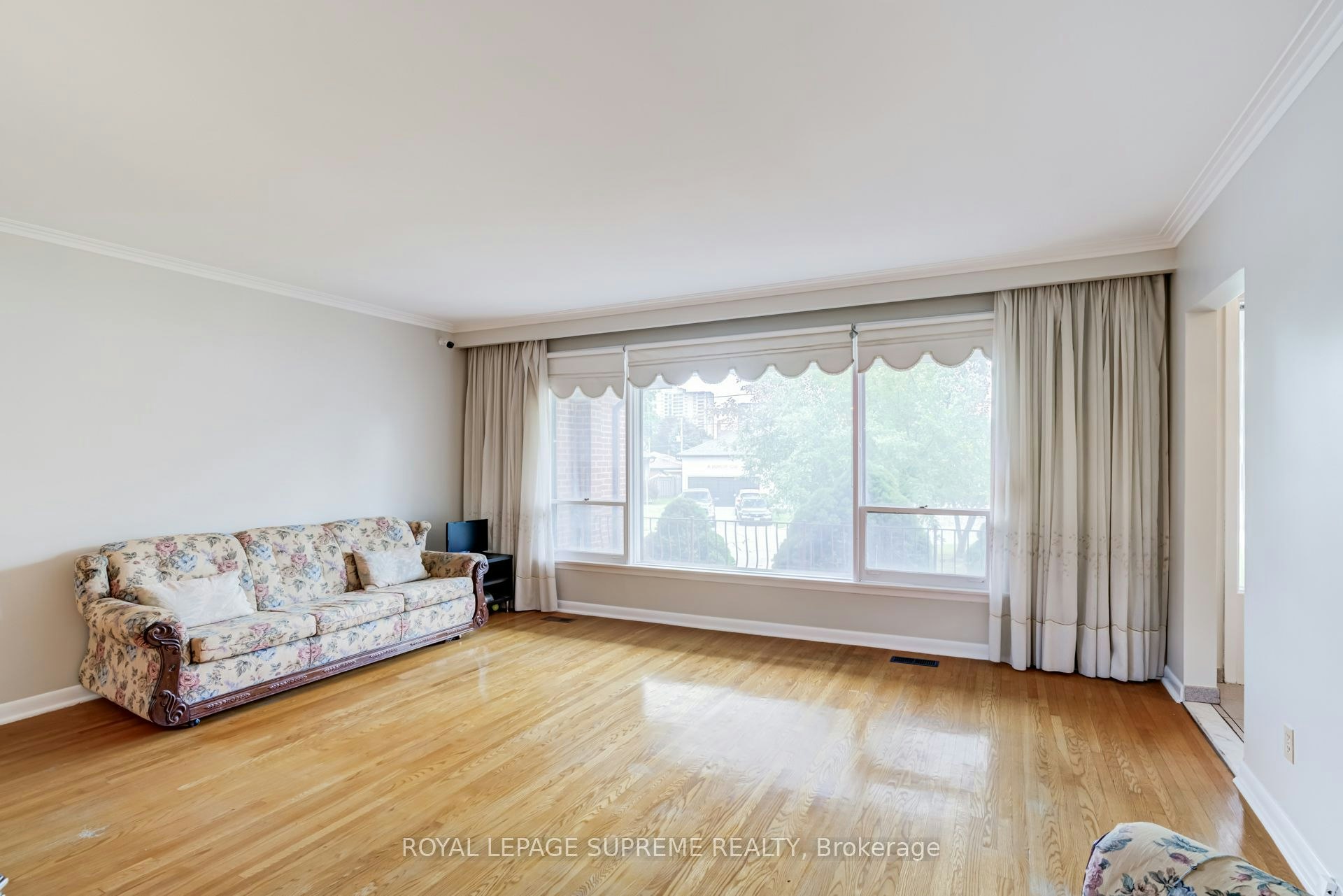 Main-5 Paramount Court, Toronto, ON, M6M 2L3 - 6