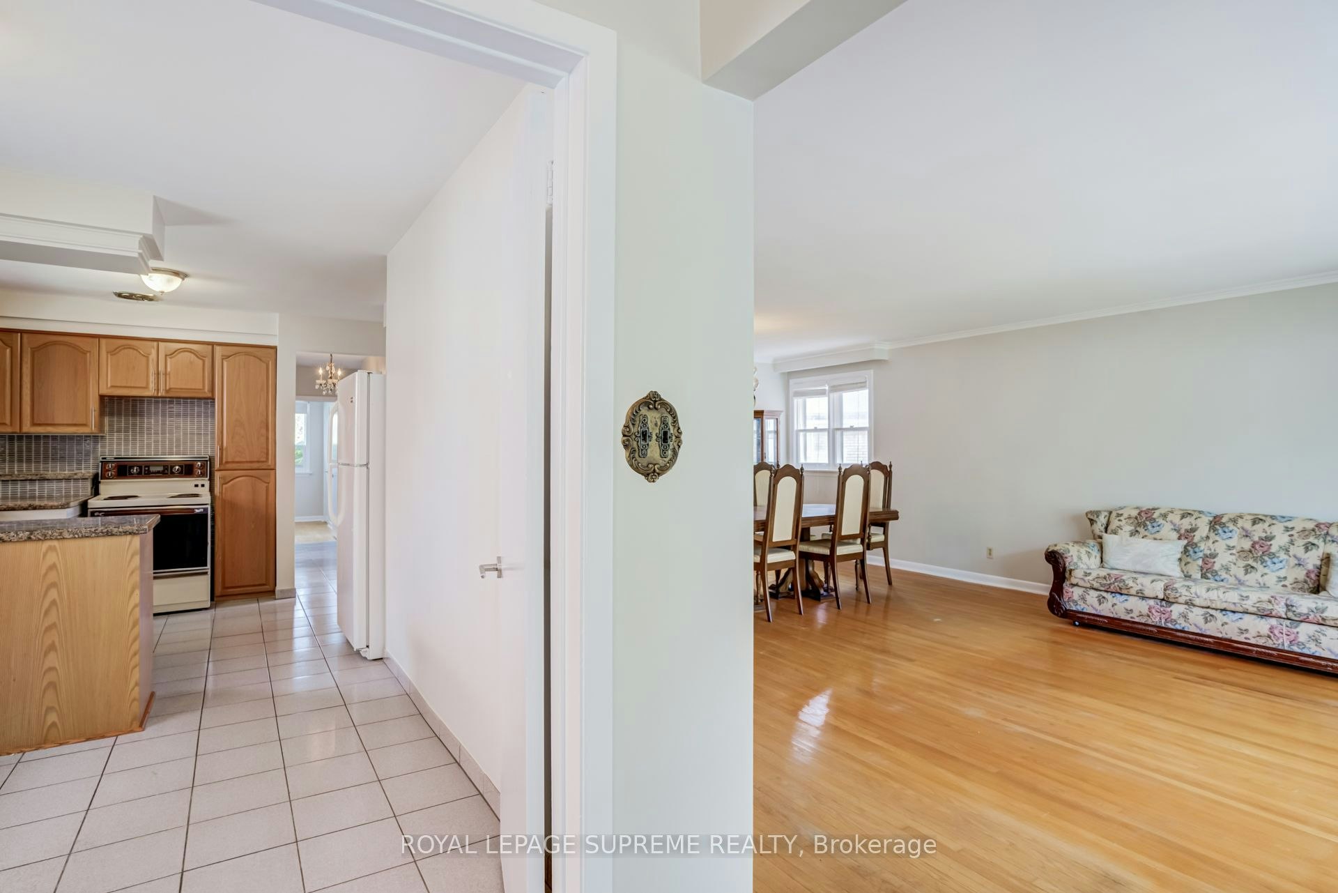 Main-5 Paramount Court, Toronto, ON, M6M 2L3 - 4