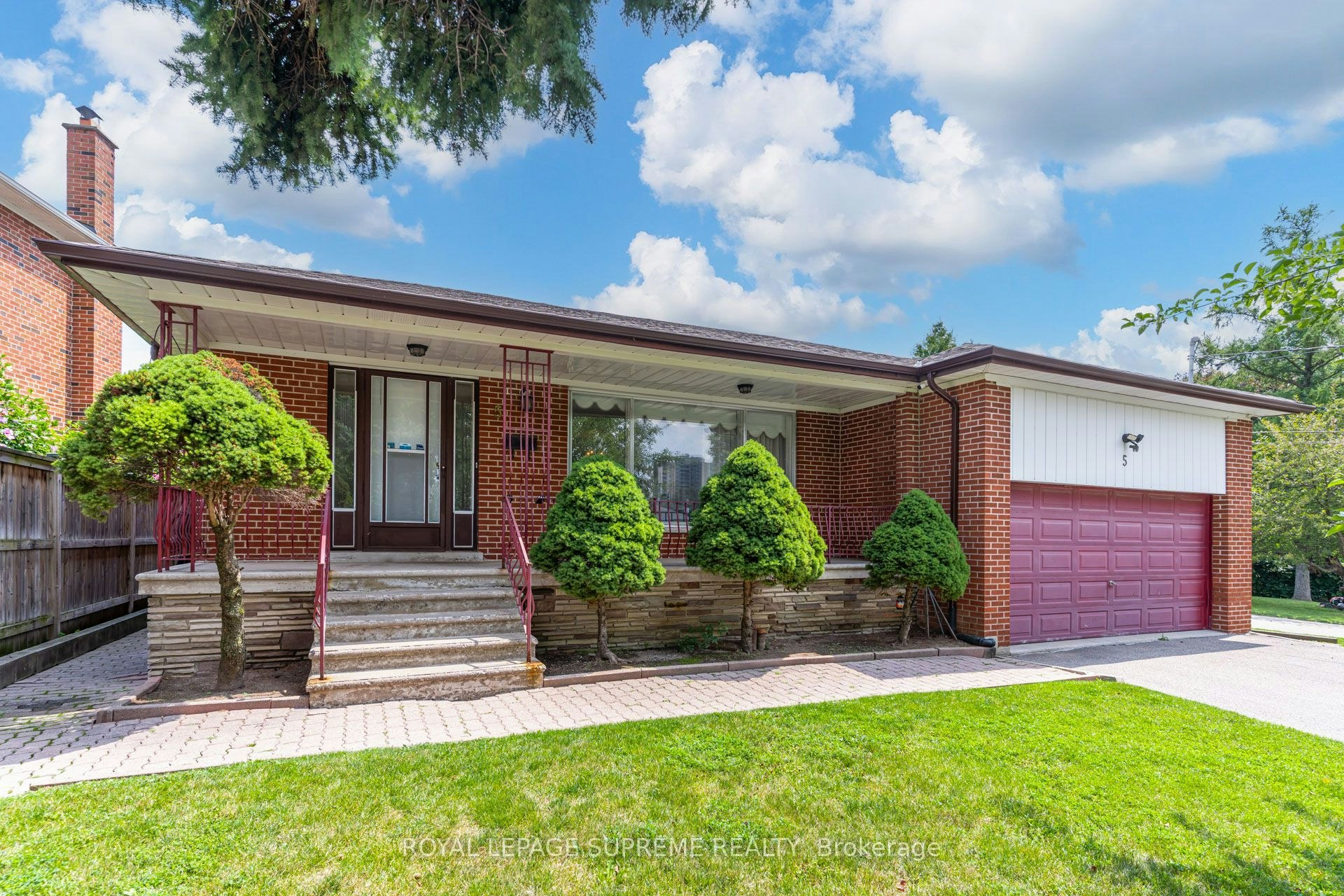 Main-5 Paramount Court, Toronto, ON, M6M 2L3
