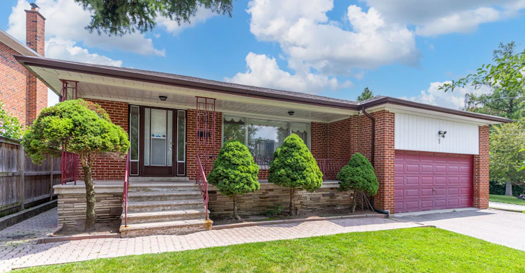 Main-5 Paramount Court, Toronto, ON, M6M 2L3