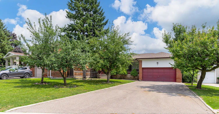 Main-5 Paramount Court, Toronto, ON, M6M 2L3 - 2
