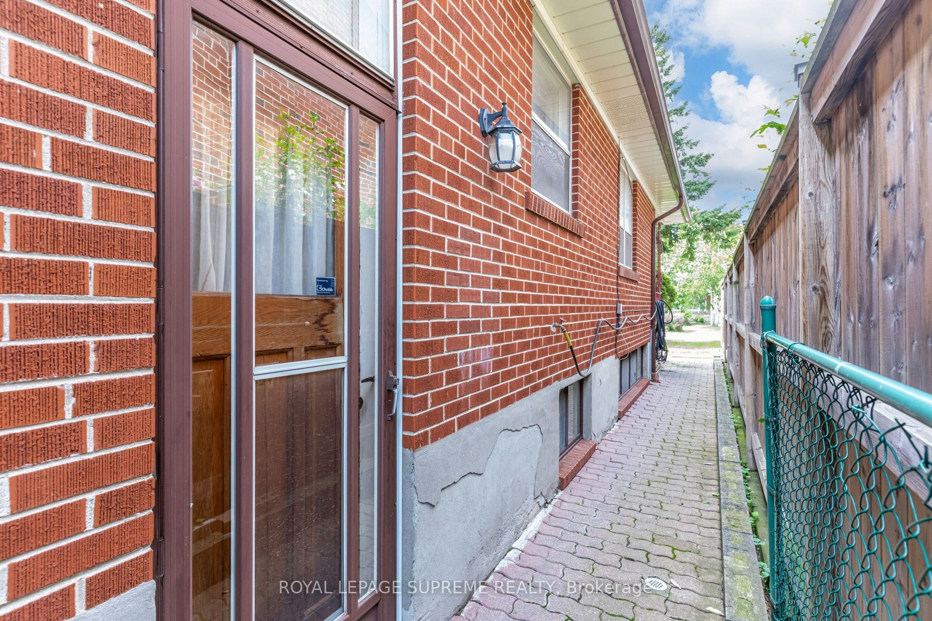Bsmt-5 Paramount Court, Toronto, ON, M6M 2L3 - 3
