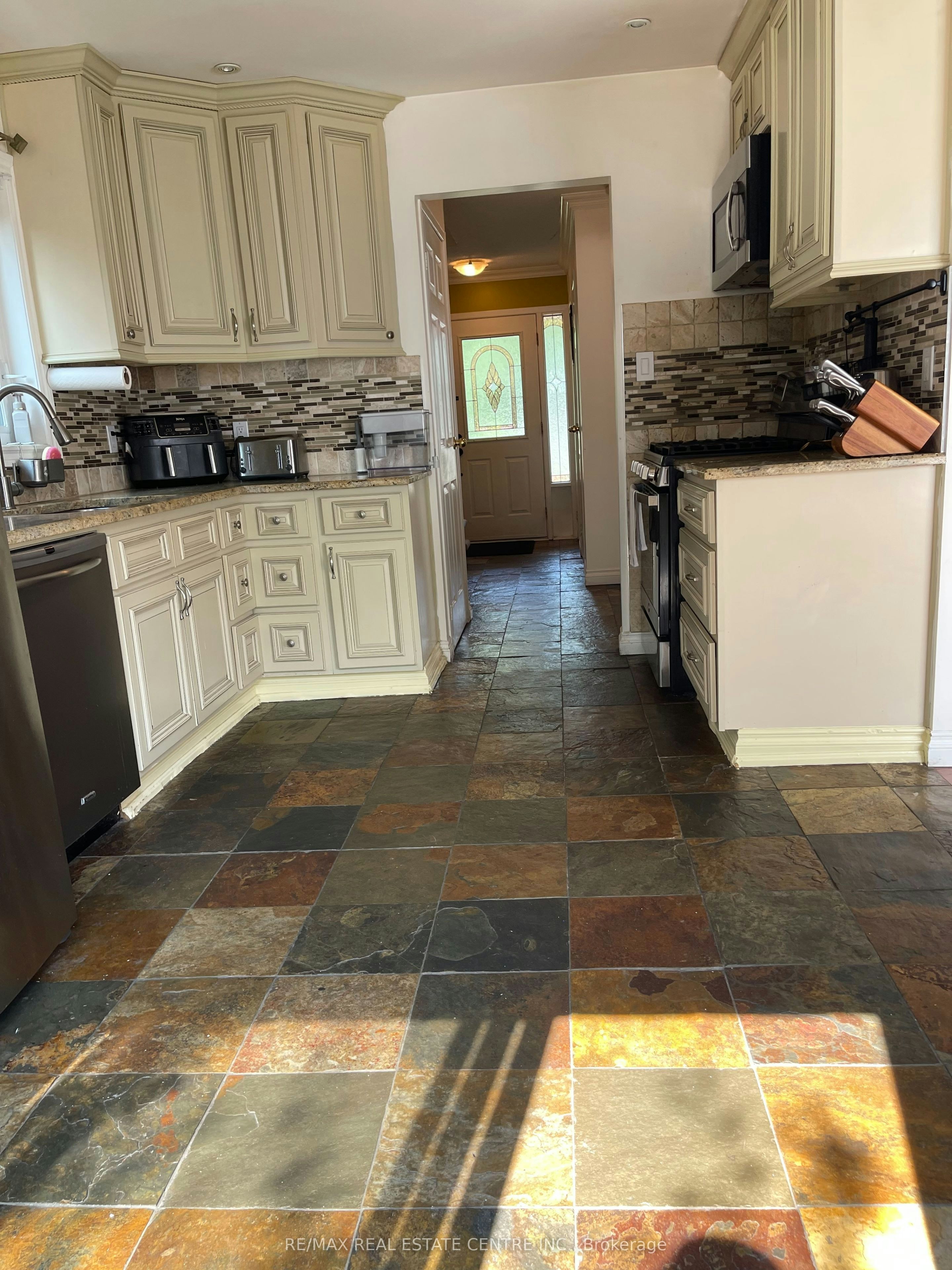 3223 Shadetree Drive, Mississauga, ON, L5N 6P1 - 3