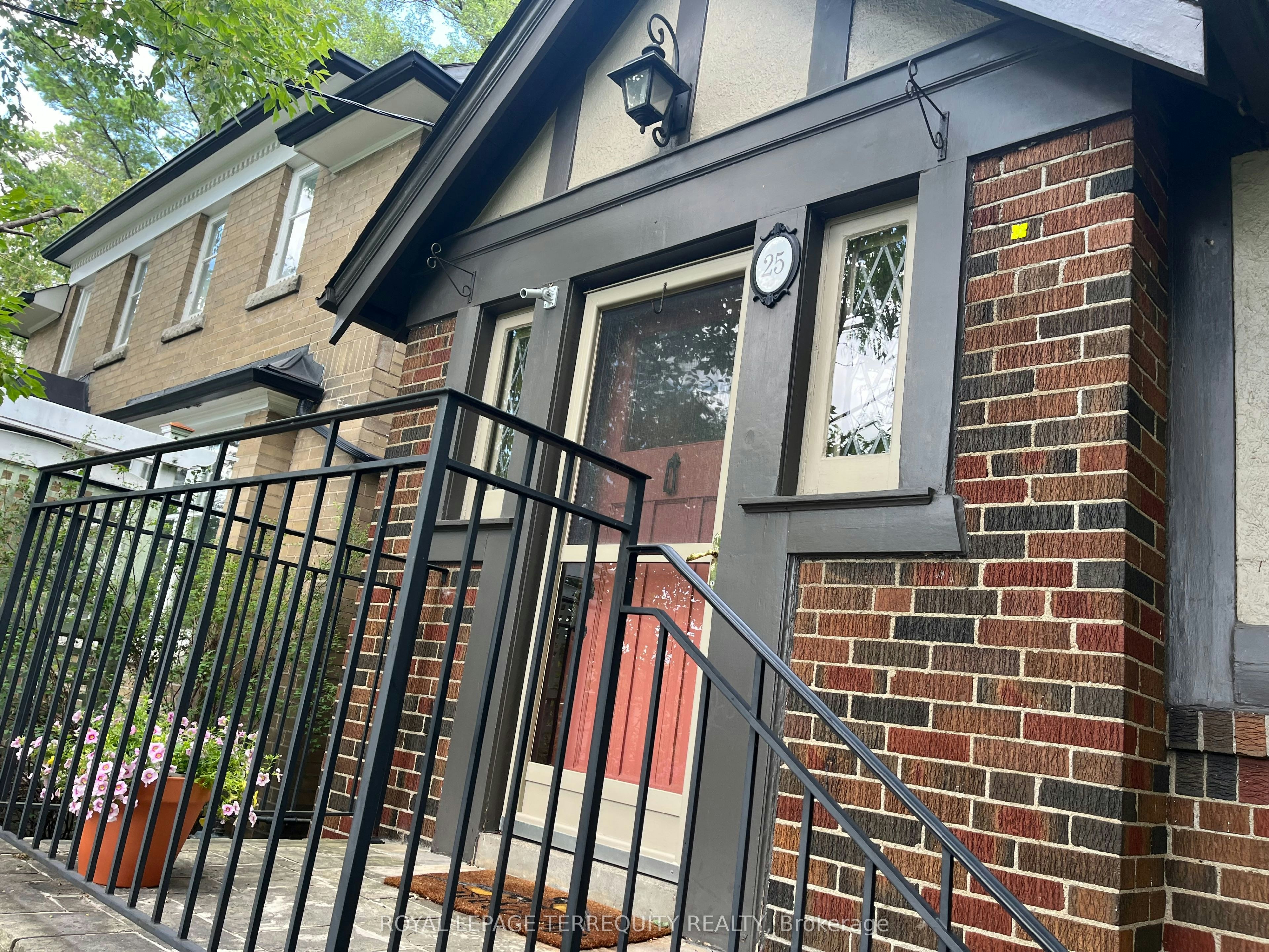 25 Halford Avenue, Toronto, ON, M6S 4G1