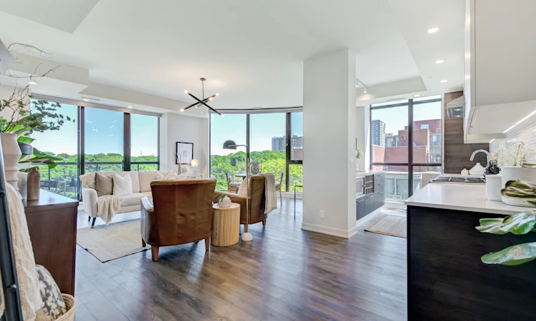 402-2118 Bloor Street W