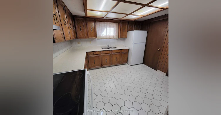 Lower-17 Pamille Place, Toronto, ON, M6M 3A9 - 7