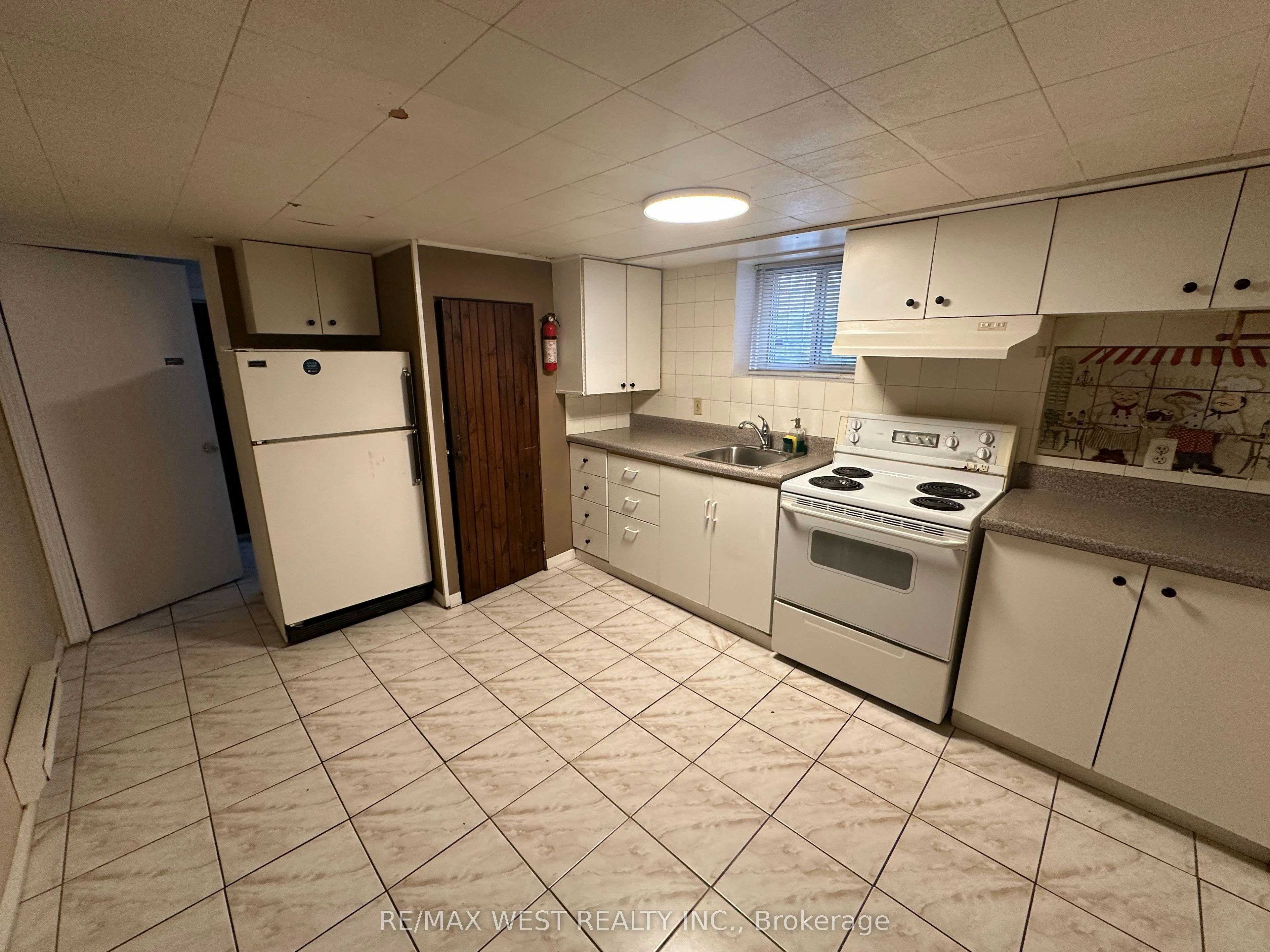 Lower-28 Snider Avenue, Toronto, ON, M6E 4R9 - 4