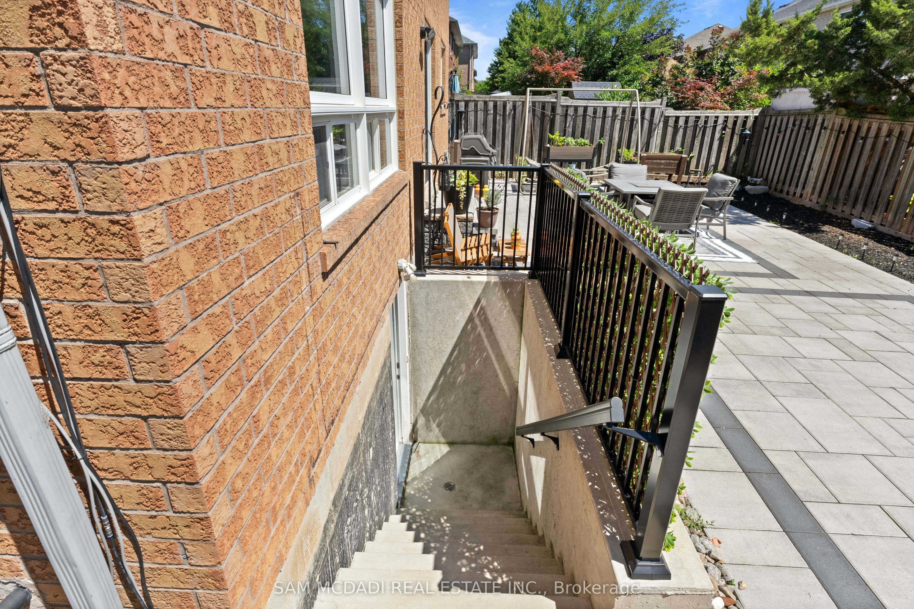 BSMT-1220 Field Drive, Milton, ON, L9T 6G4 - 2