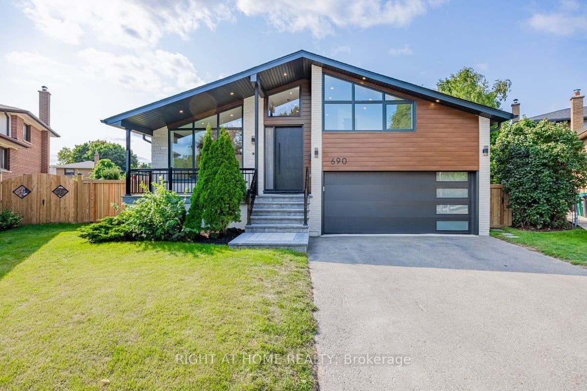 690 Hillman Crescent, Mississauga, ON, L4Y 2H9 - 2