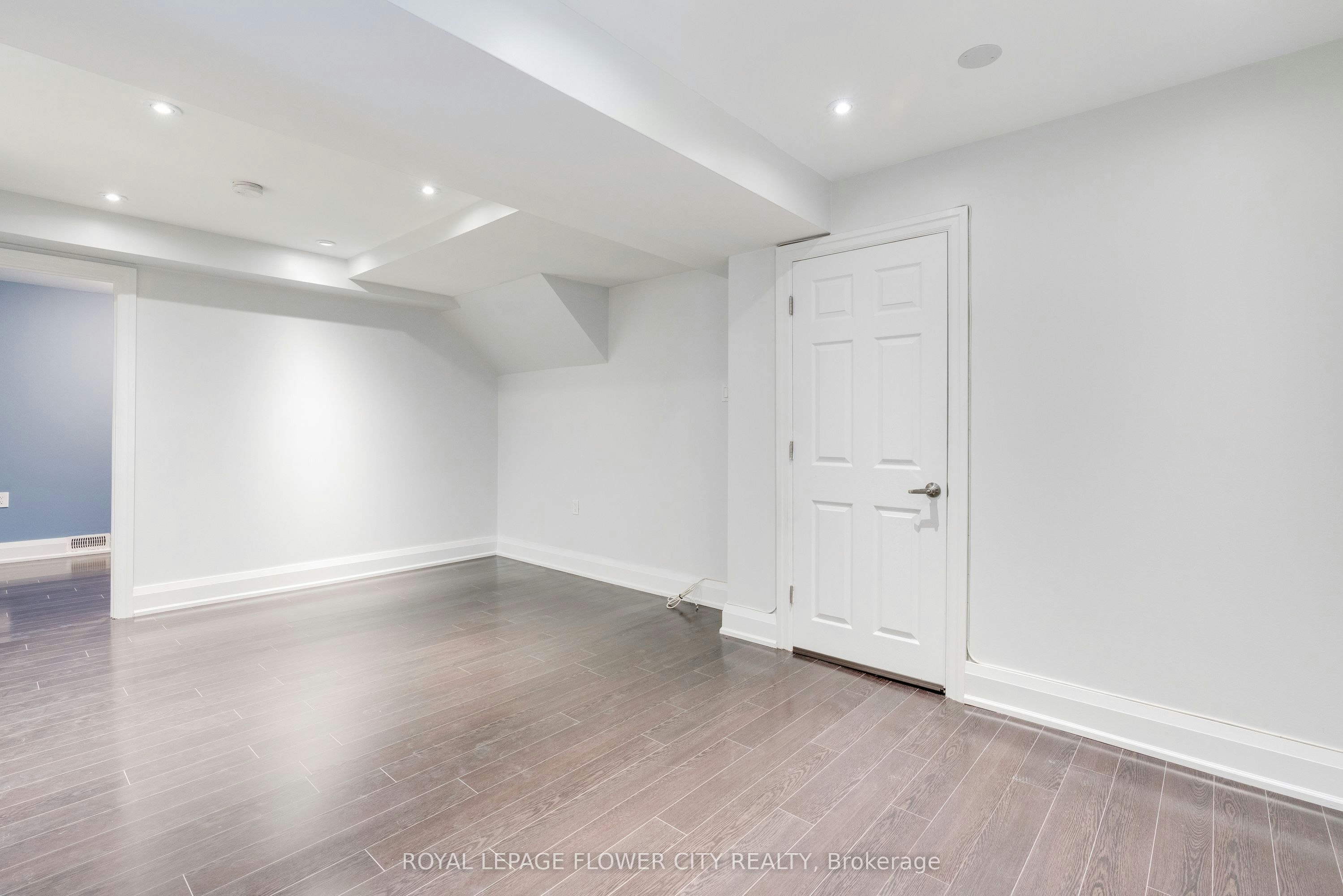 5674 Whitehorn Avenue E, Mississauga, ON, L5V 2A9 - 5