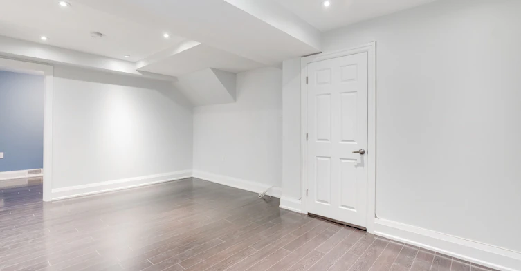 5674 Whitehorn Avenue E, Mississauga, ON, L5V 2A9 - 5