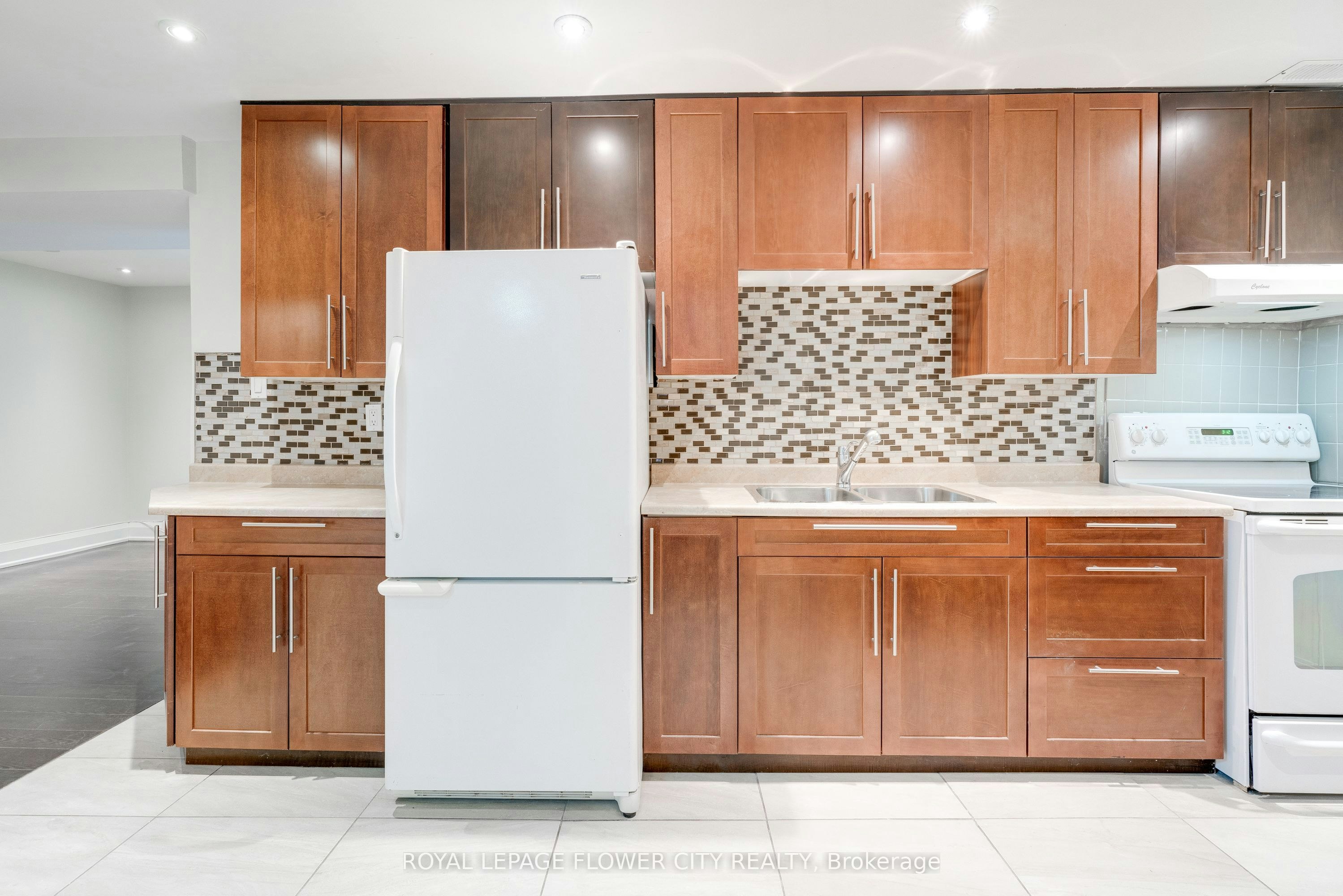 5674 Whitehorn Avenue E, Mississauga, ON, L5V 2A9 - 2