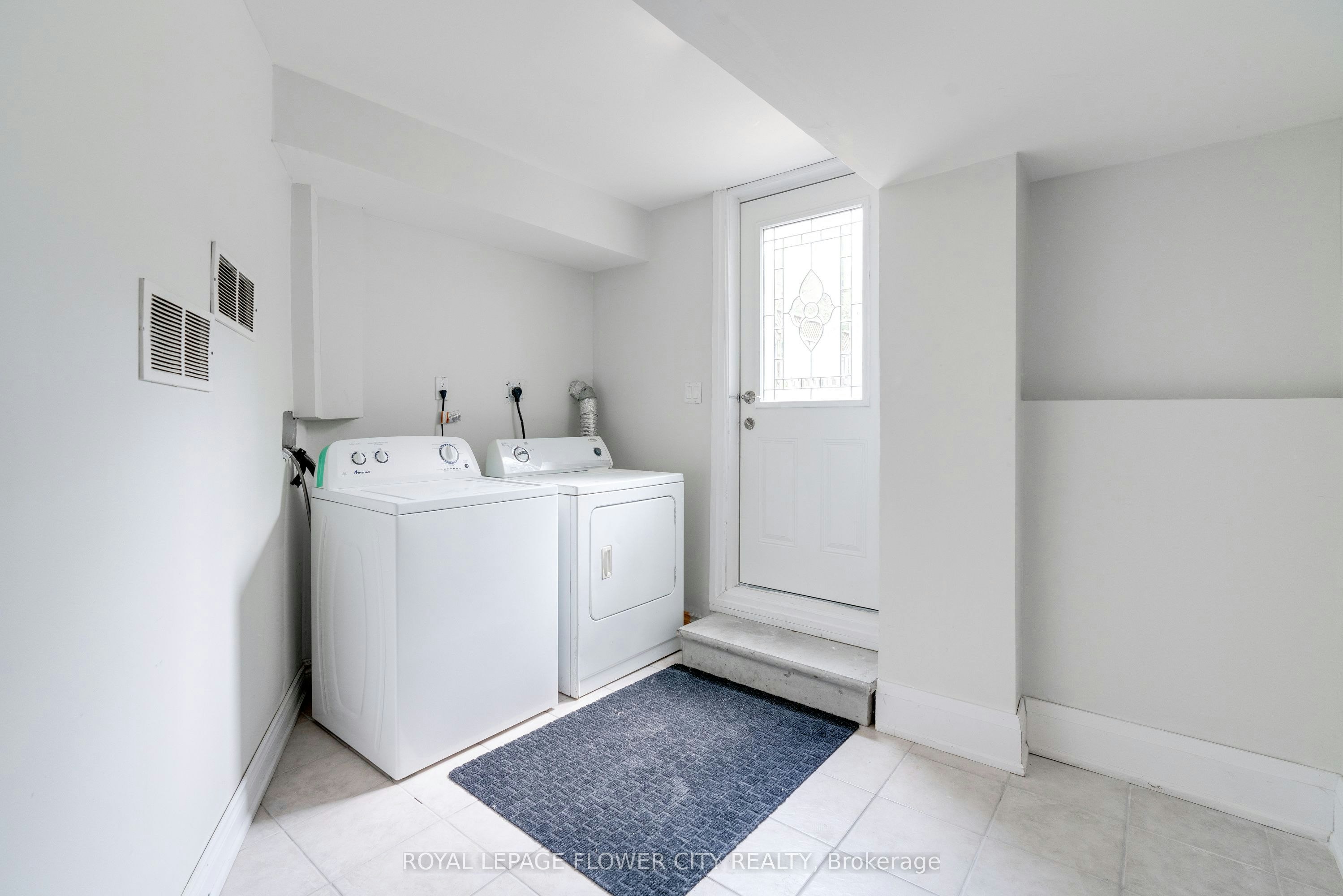 5674 Whitehorn Avenue E, Mississauga, ON, L5V 2A9 - 4