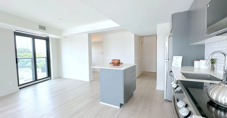 521-3385 Dundas Street W, Toronto, ON, M6S 2S2 - 2