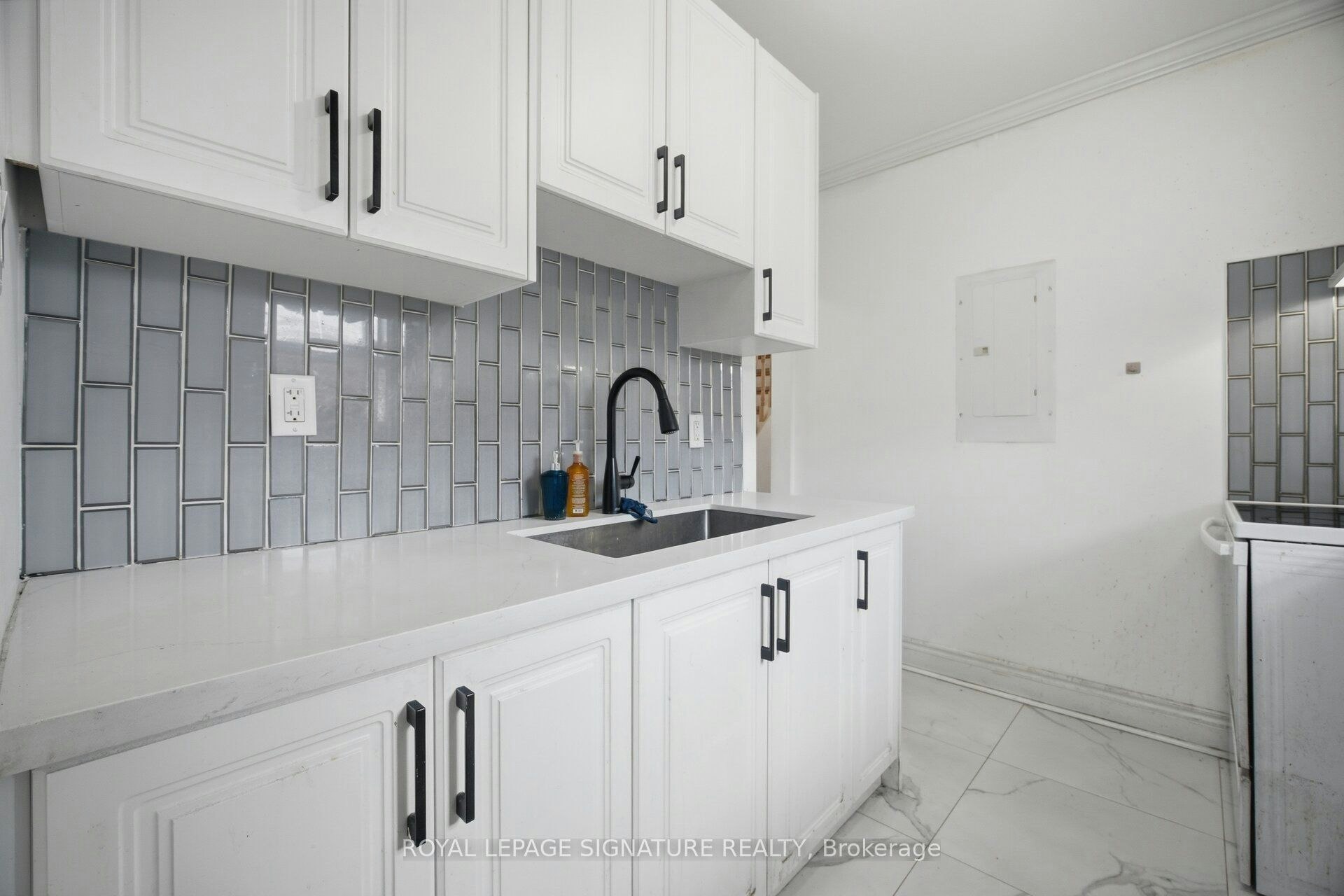 3331 Dundas Street W, Toronto, ON, M6P 2A6 - 9