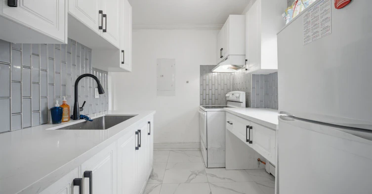 3331 Dundas Street W, Toronto, ON, M6P 2A6 - 11