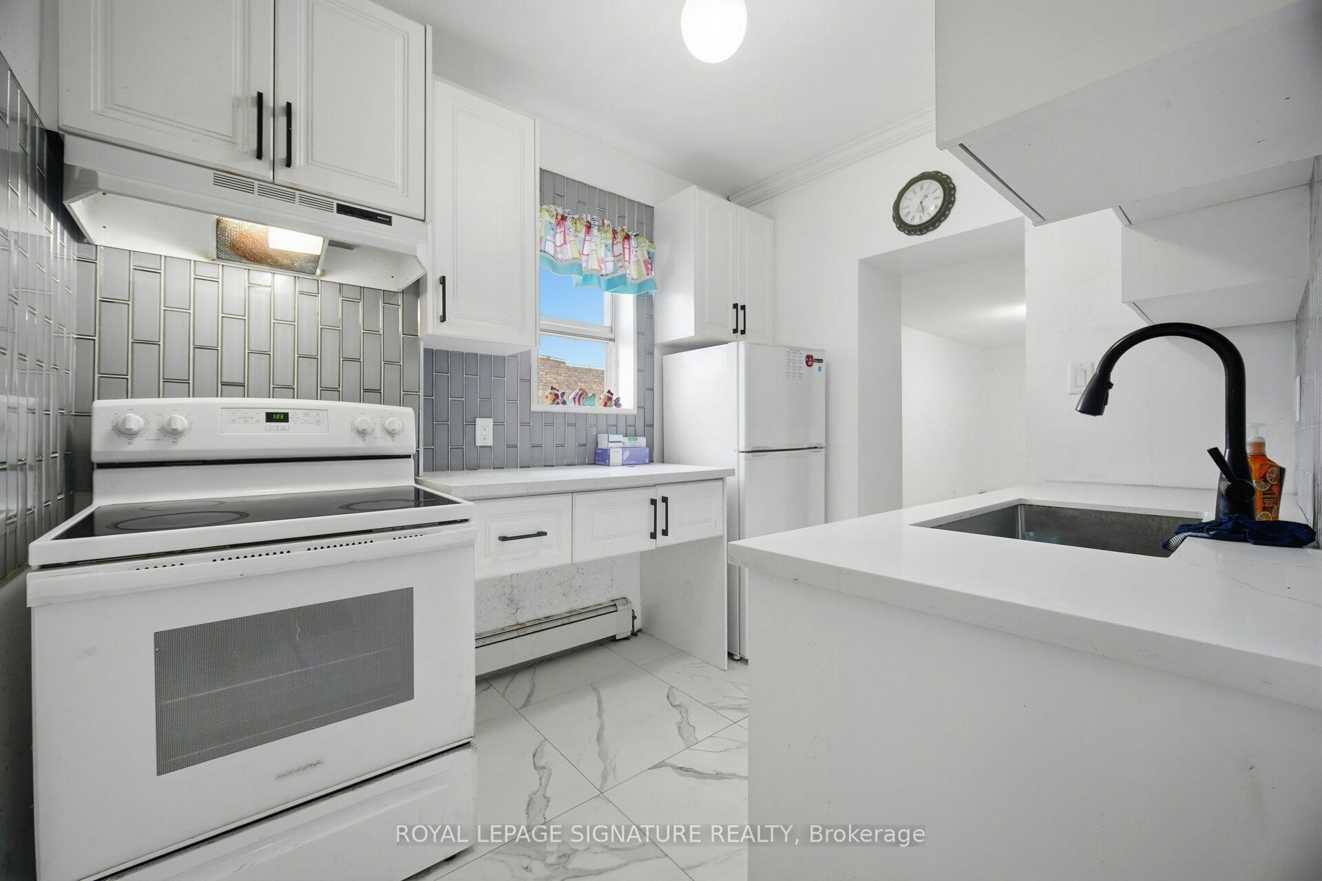 3331 Dundas Street W, Toronto, ON, M6P 2A6 - 8