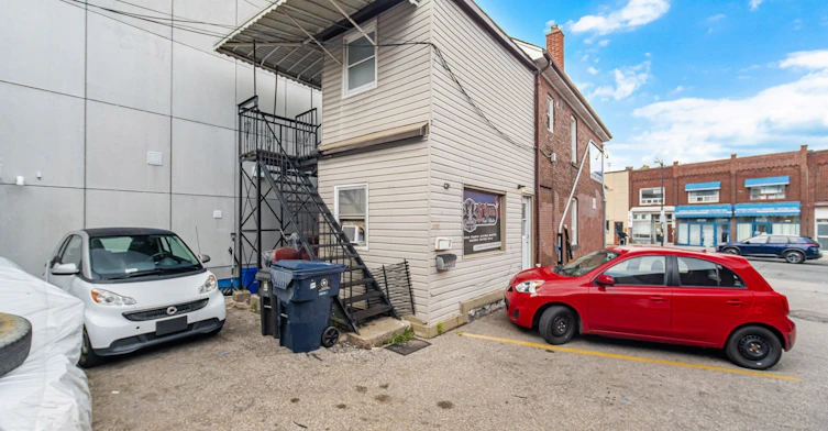 3331 Dundas Street W, Toronto, ON, M6P 2A6