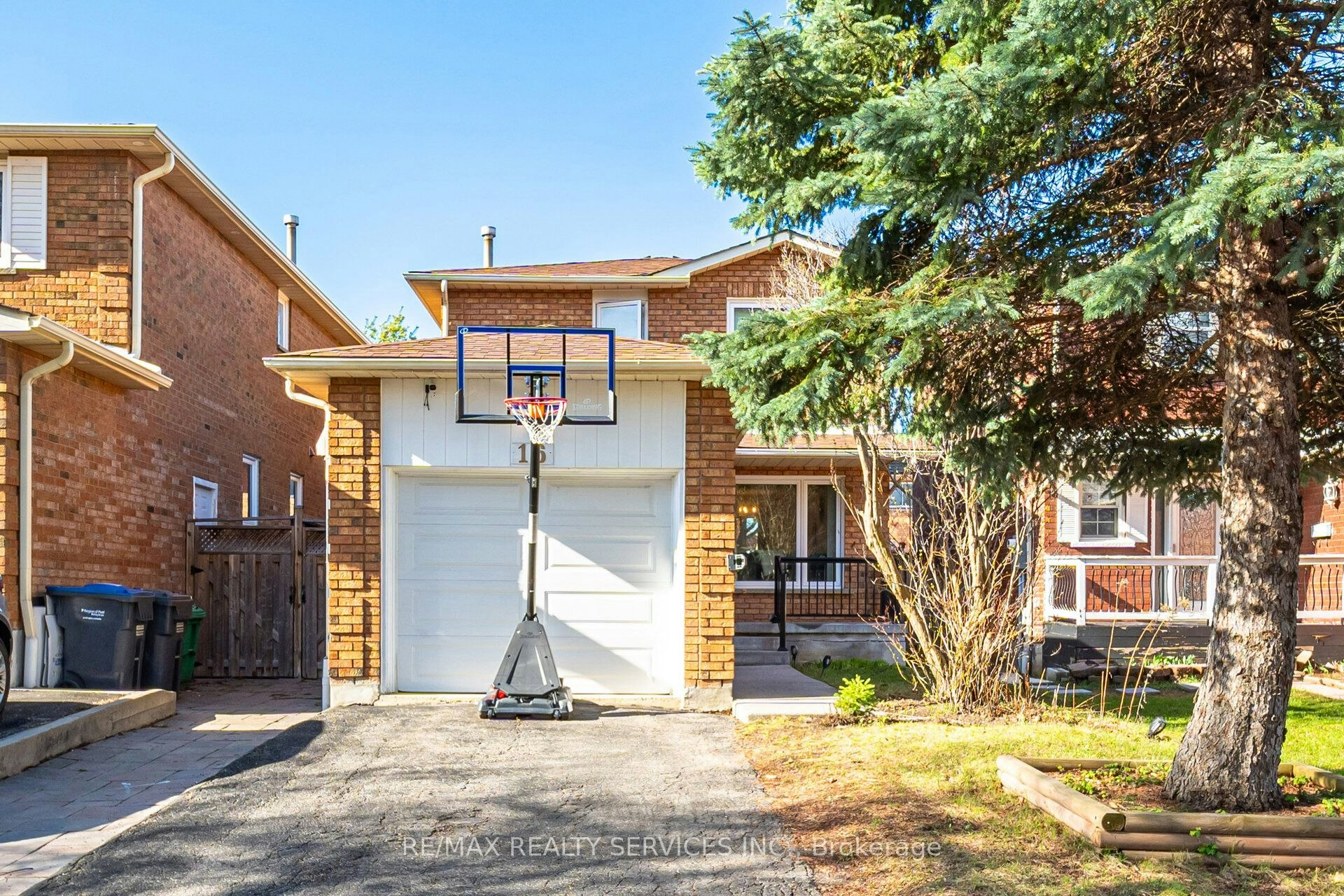 16 Langholm Court, Brampton, ON, L6Z 2Y1