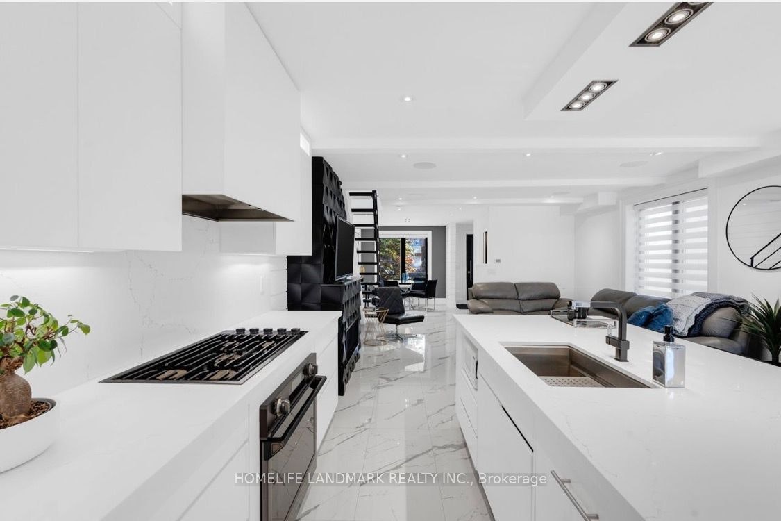 upper-58 Carrick Avenue, Toronto, ON, M6N 3J5 - 8