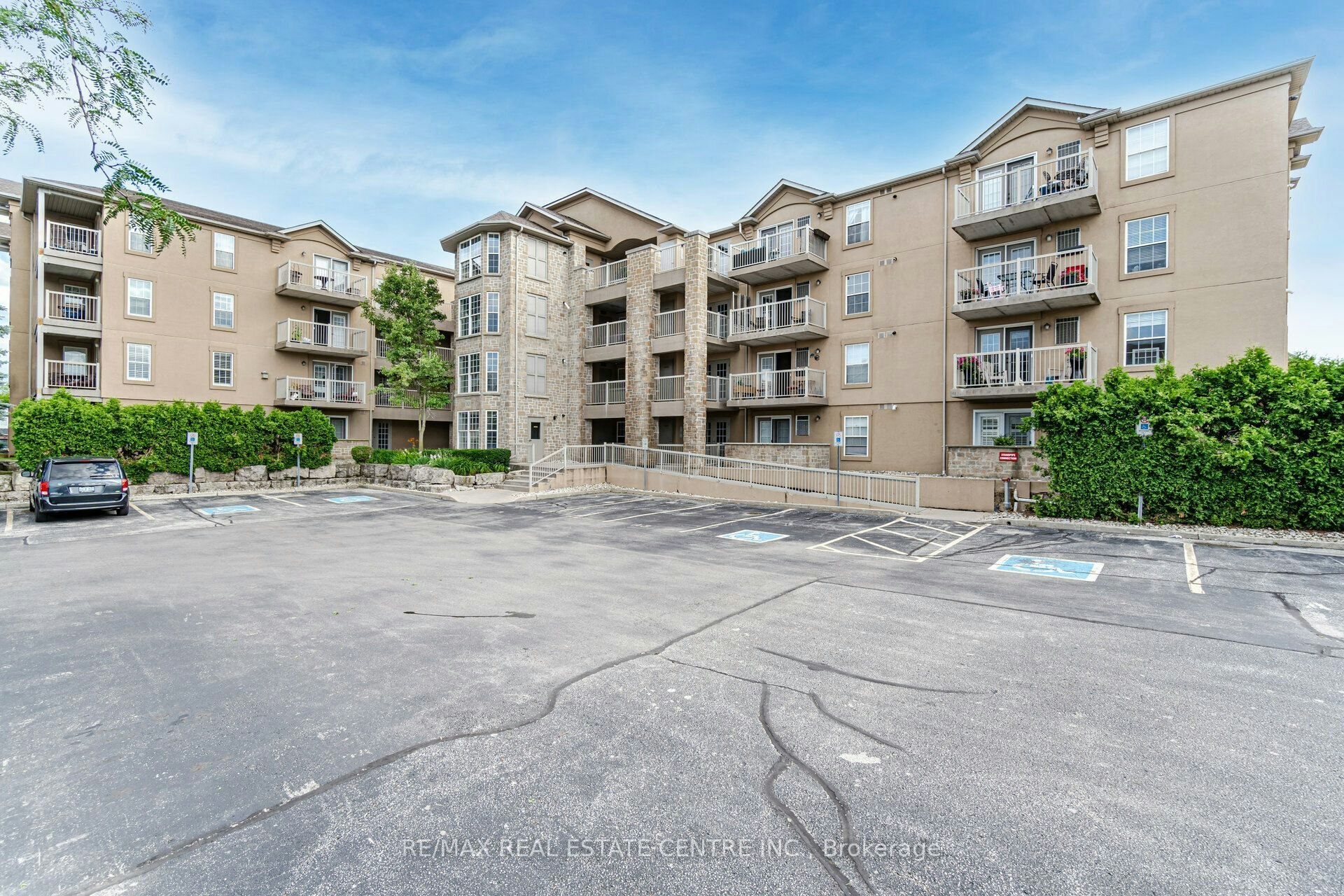 106-1820 Walker's Line, Burlington, ON, L7M 4V4