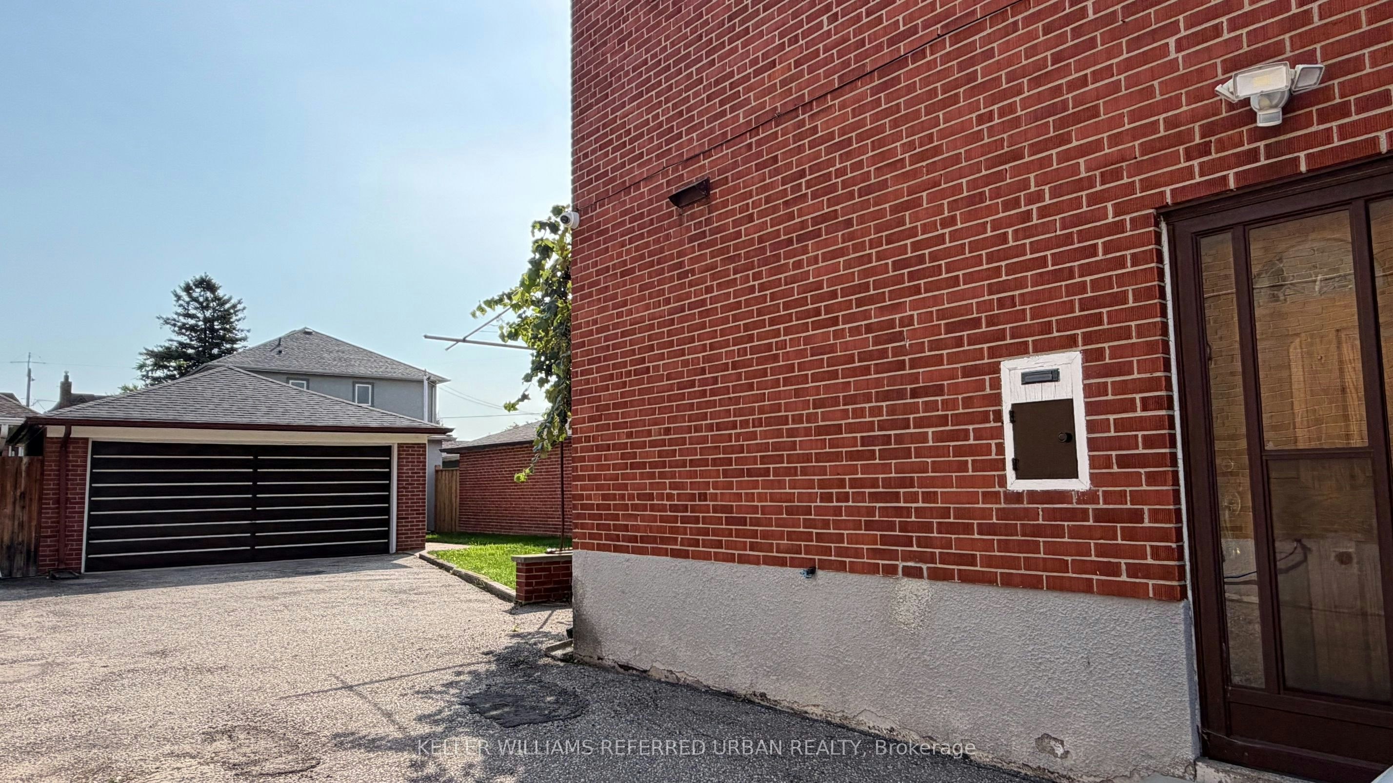 3 Duckworth Street, Toronto, ON, M6M 4W3 - 4