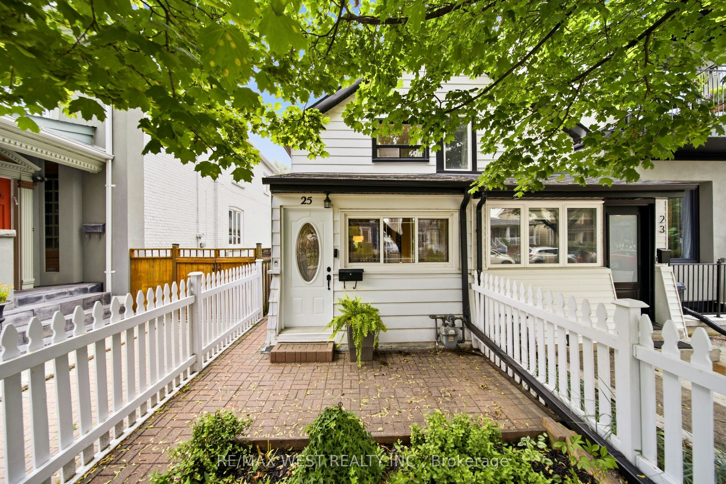 25 Batavia Avenue, Toronto, ON, M6N 4A1