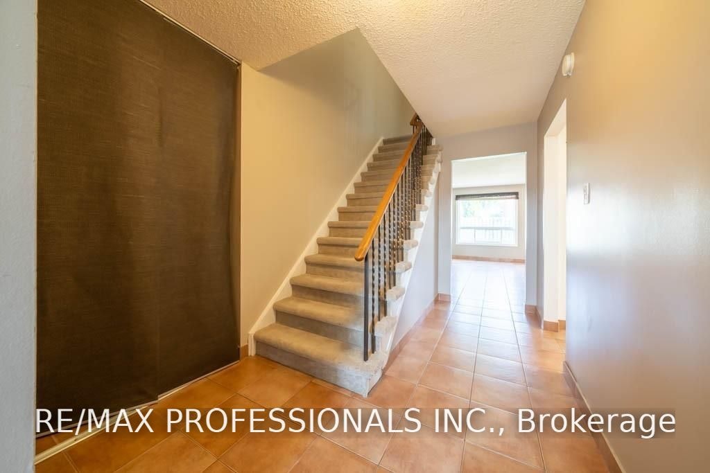 4207 Beacon Lane, Mississauga, ON, L5C 3V8 - 4
