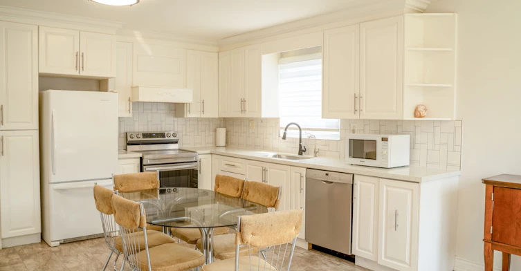 42 Kingsview Boulevard, Toronto, ON, M9R 1T8 - 4