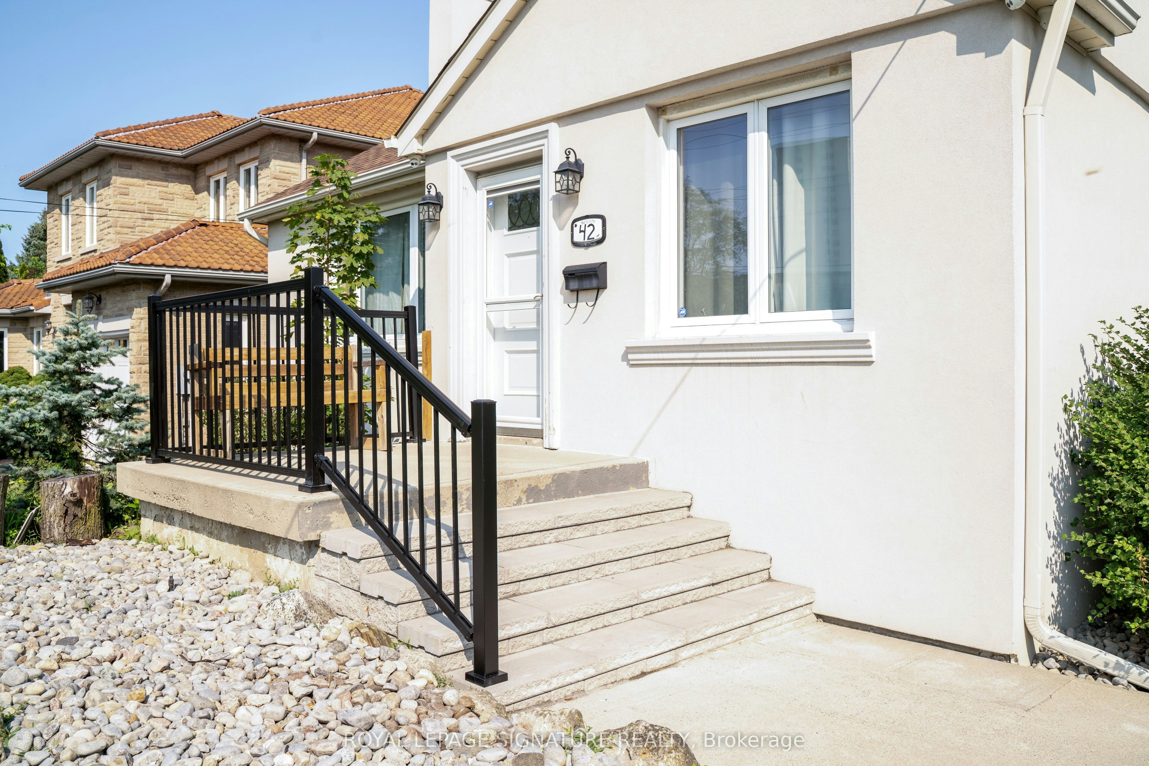 42 Kingsview Boulevard, Toronto, ON, M9R 1T8 - 2