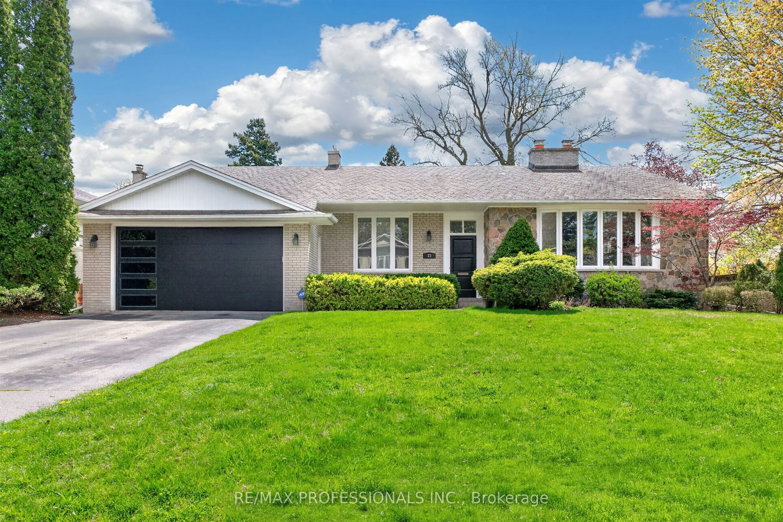 23 Ravensbourne Crescent, Toronto, ON, M9A 2A9