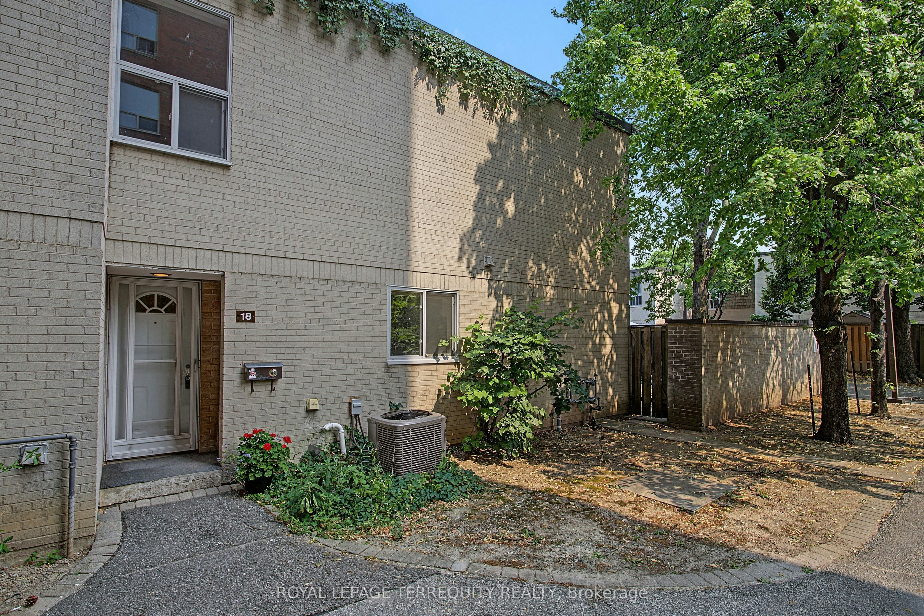 18-11 Four Winds Drive, Toronto, ON, M3J 1K7