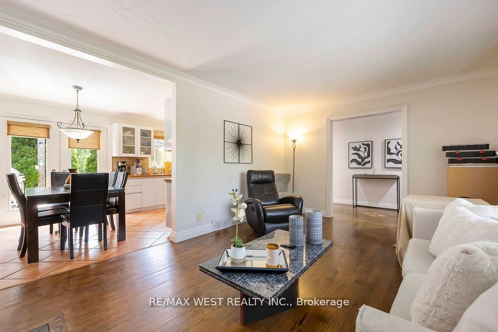 11 Duval Drive, Toronto, ON, M6L 2J9 - 15