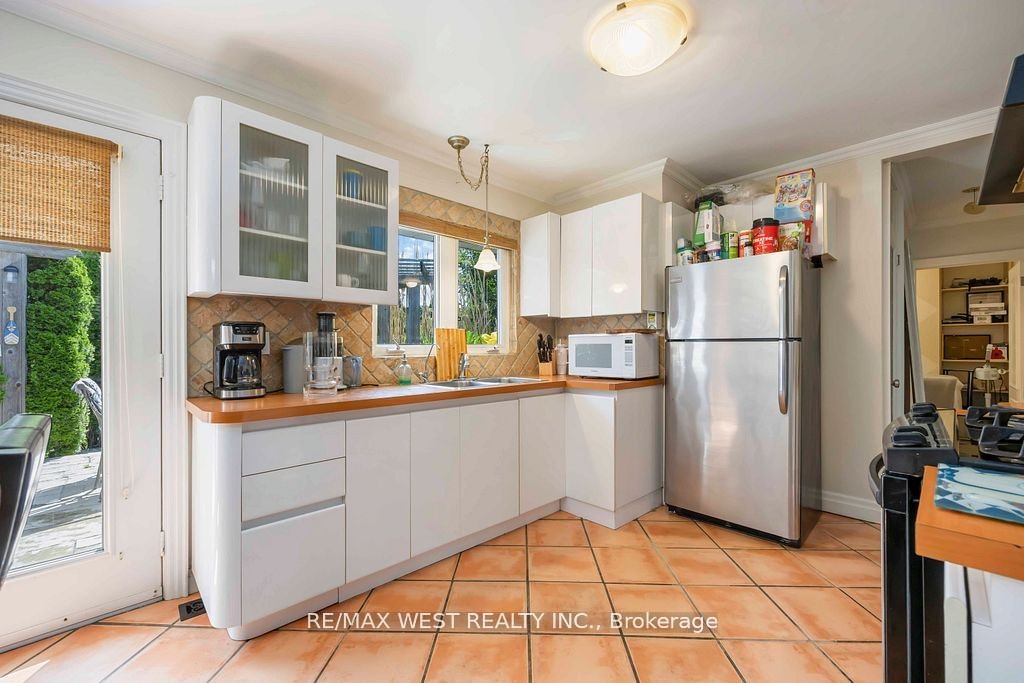 11 Duval Drive, Toronto, ON, M6L 2J9 - 10