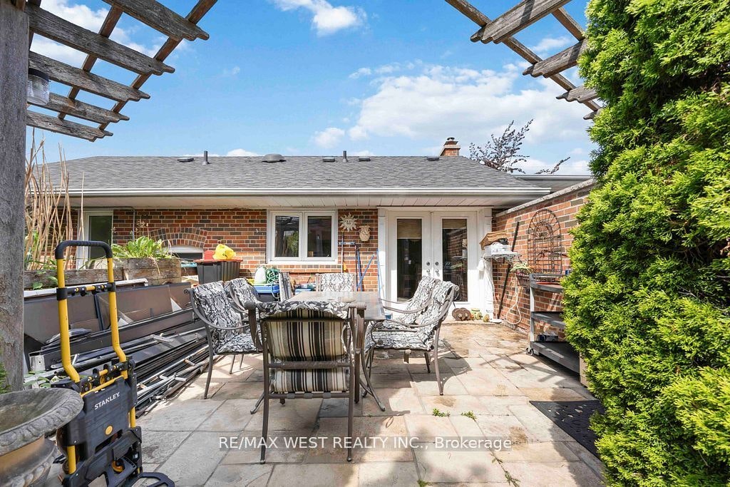 11 Duval Drive, Toronto, ON, M6L 2J9 - 25