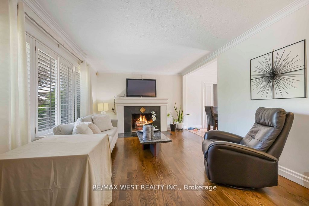 11 Duval Drive, Toronto, ON, M6L 2J9 - 7