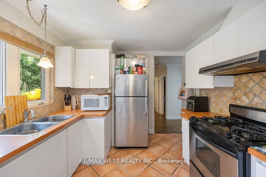 11 Duval Drive, Toronto, ON, M6L 2J9 - 14