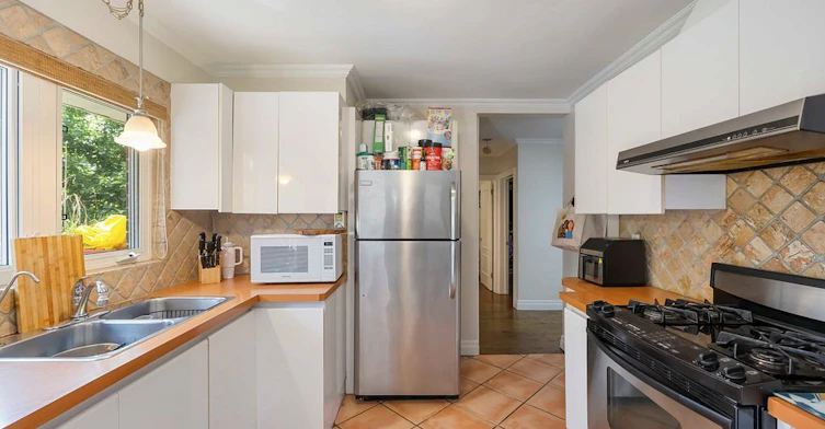 11 Duval Drive, Toronto, ON, M6L 2J9 - 14