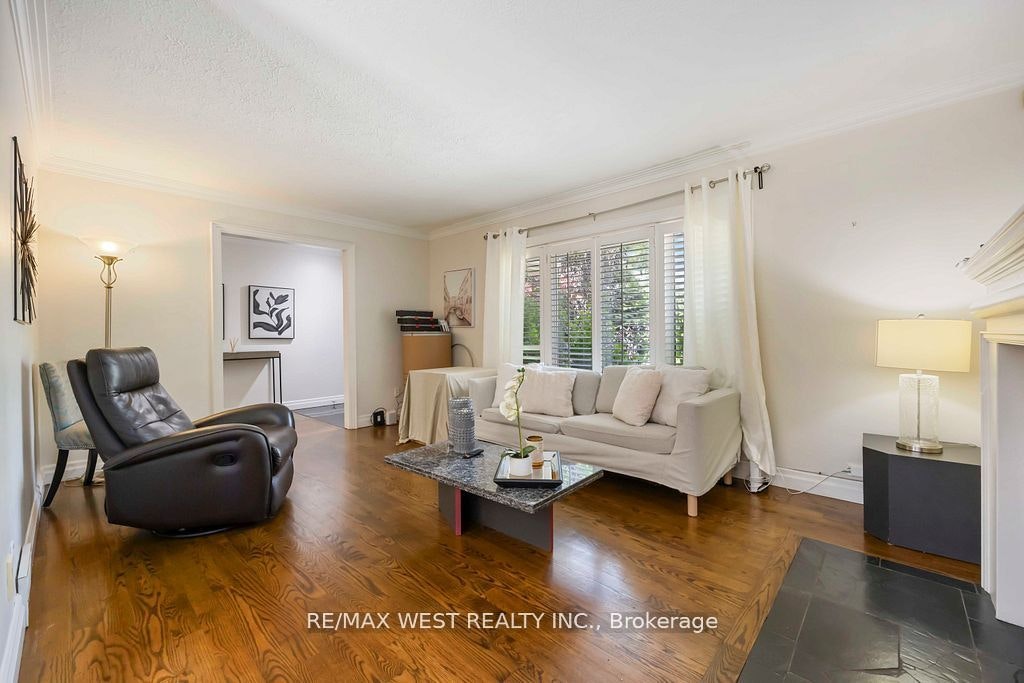 11 Duval Drive, Toronto, ON, M6L 2J9 - 9