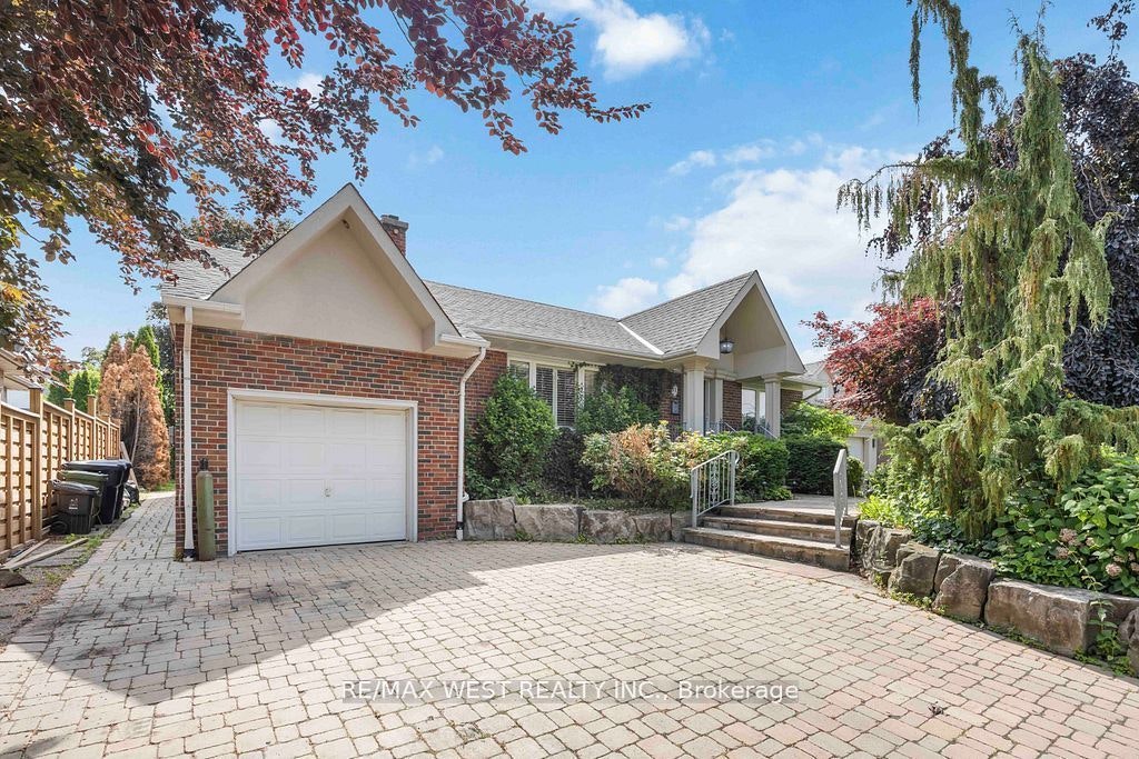 11 Duval Drive, Toronto, ON, M6L 2J9 - 2