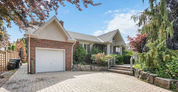 11 Duval Drive, Toronto, ON, M6L 2J9 - 2
